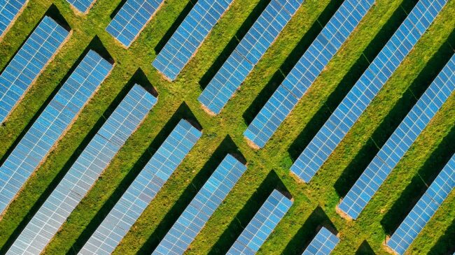 Solar farm c Red Zeppelin on Unsplash